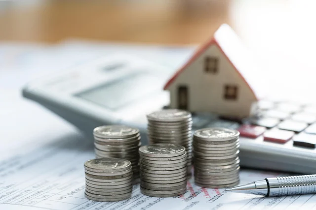 10 Smart Ways to Lower Your Home Insurance Premium in 2025